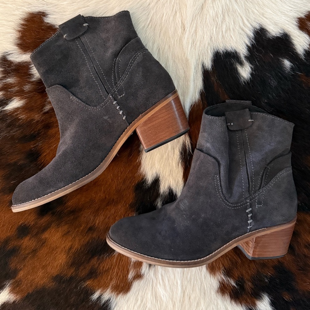 Dolce Vita suede ankle boots booties EUC